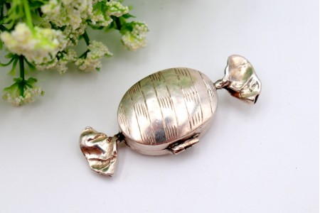 Caixa de comprimidos em prata em forma de rebuçado com relevos